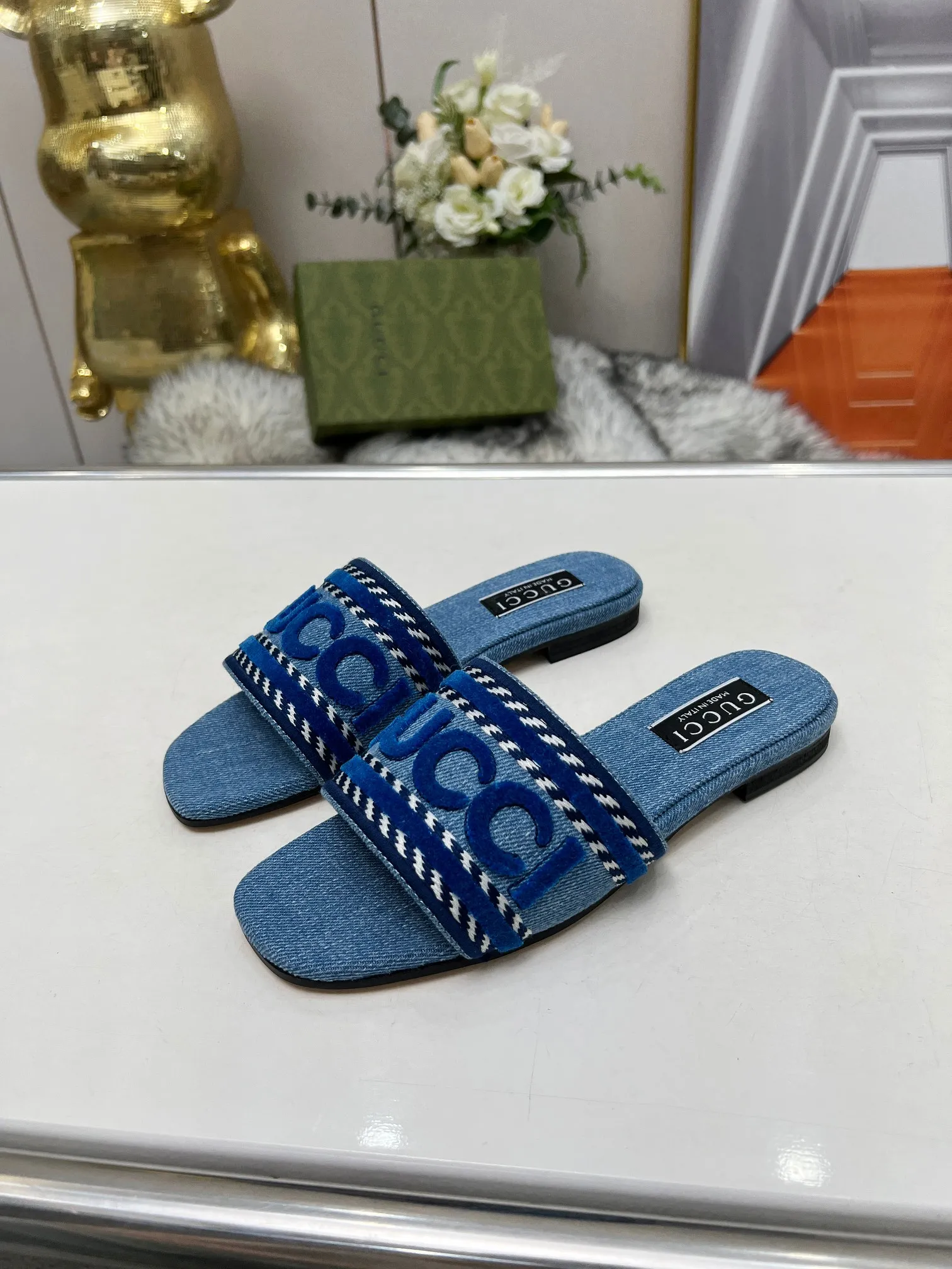 👟👟Ex-factory price 340👟👟 Genuine leather sole 200 Gucci 2024/Spring and summer new electric embroidery flat slippers hot style online —————————————— Perfect interpretation! The original development supports any comparison in the market! Carefully crafted materials! Months in the making! The pattern is extremely beautiful! Unique charm. The fabric is made from the original one-to-one ratio! Flash sale market free version! The thorn lines and three-dimensional effect are full! High-end and high-end Factory No.: 828-16 ꫛꫀꪝ Go➫ Materials: ❶ Upper: Electric embroidery environmentally friendly washed denim fabric ❷ Feet: imported sheepskin, lining sheepskin. ❸Outsole! Original Italian leather outsole ➕ Rubber outsole ........................................ ♡Size: 35-44 ♡Colour: 1cm